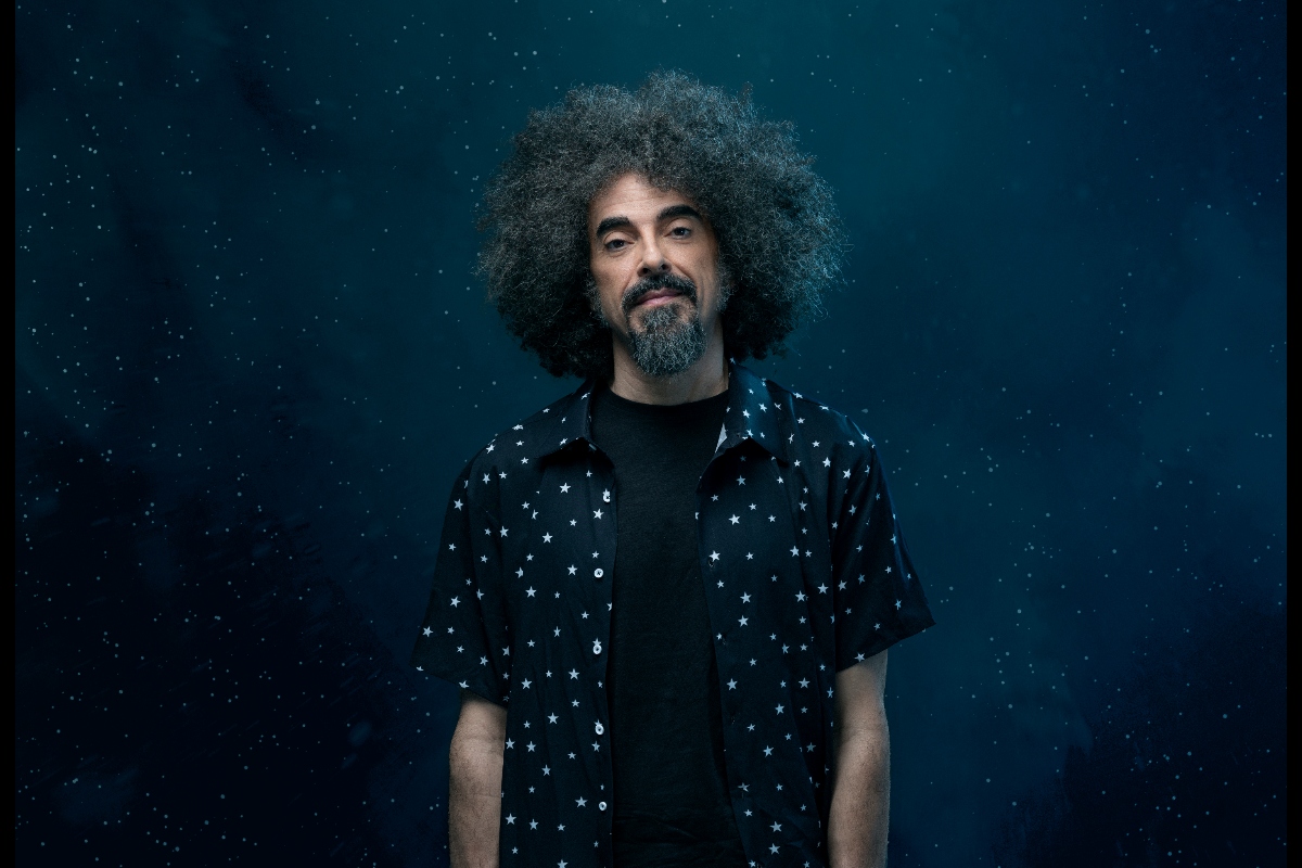 Caparezza in camicia scura con sfondo notturno