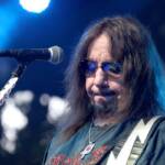 Il chitarrista Ace Frehley durante un concerto