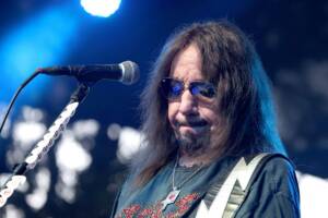 Il chitarrista Ace Frehley durante un concerto