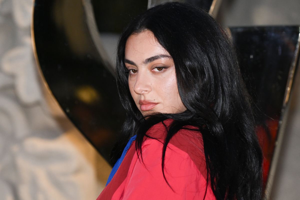 Charli XCX in abito corallo