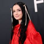 La cantante Poppy vestita di rosso