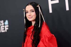 La cantante Poppy vestita di rosso