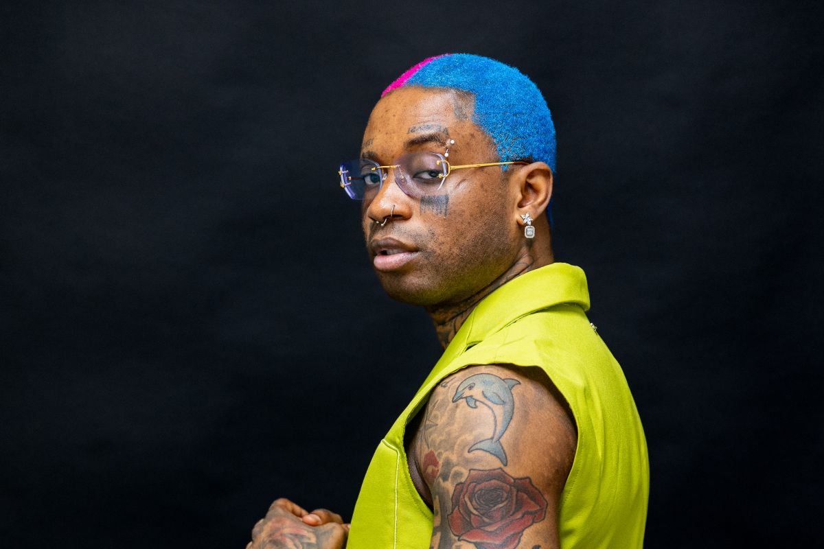 Bello Figo in camicia giallo fluo con i capelli blu e fucsia