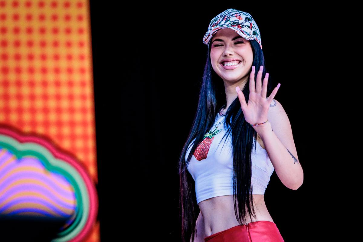 Anna Pepe che saluta i fan