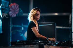 Deborah De Luca che suona