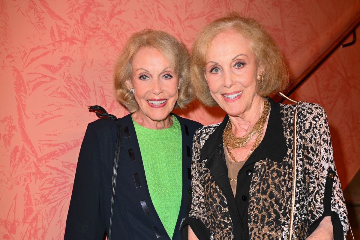 Le gemelle Ellen e Alice Kessler, insieme in Germania ad agosto 2024 durante la Premiere di "Bette und Joan"