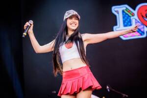 Anna Pepe con canottiera, gonna e cappellino