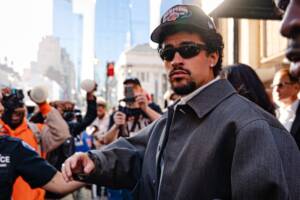 Bad Bunny con cappellino e occhiali