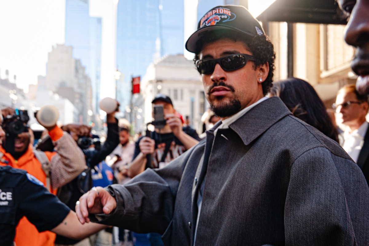 Bad Bunny con cappellino e occhiali