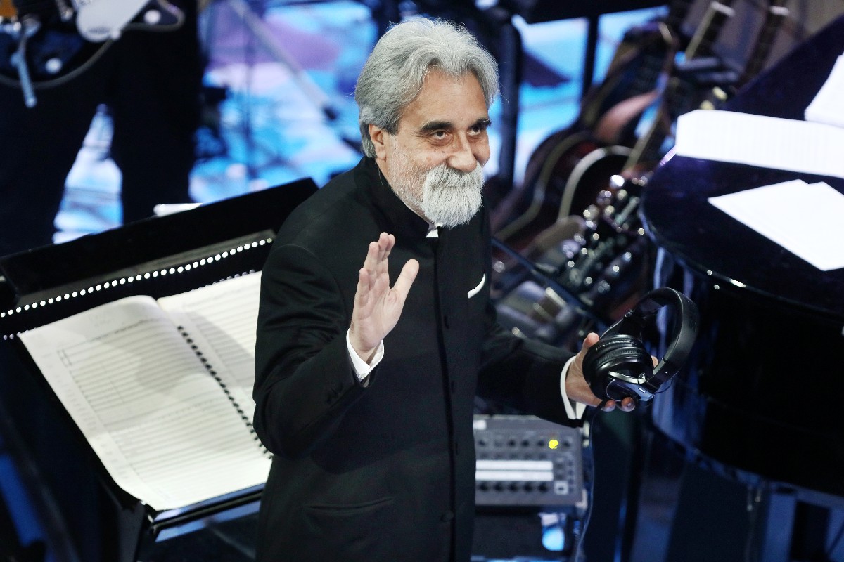Beppe Vessicchio in smoking saluta gli ospiti del Festival di Sanremo