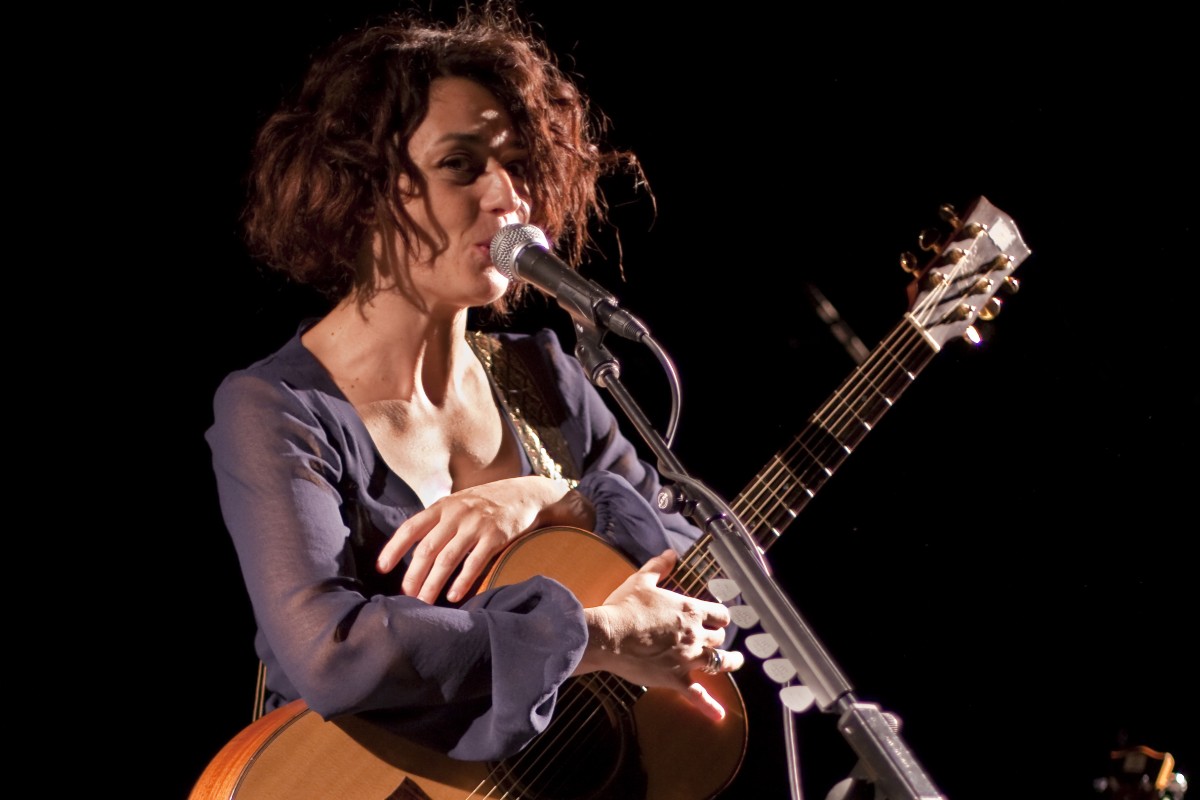 Carmen Consoli con chitarra