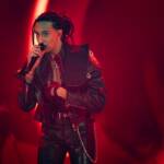 Ghali con sfondo rosso