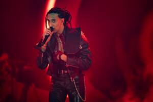 Ghali con sfondo rosso