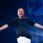 Gigi D'Alessio sul palco in maglietta blu