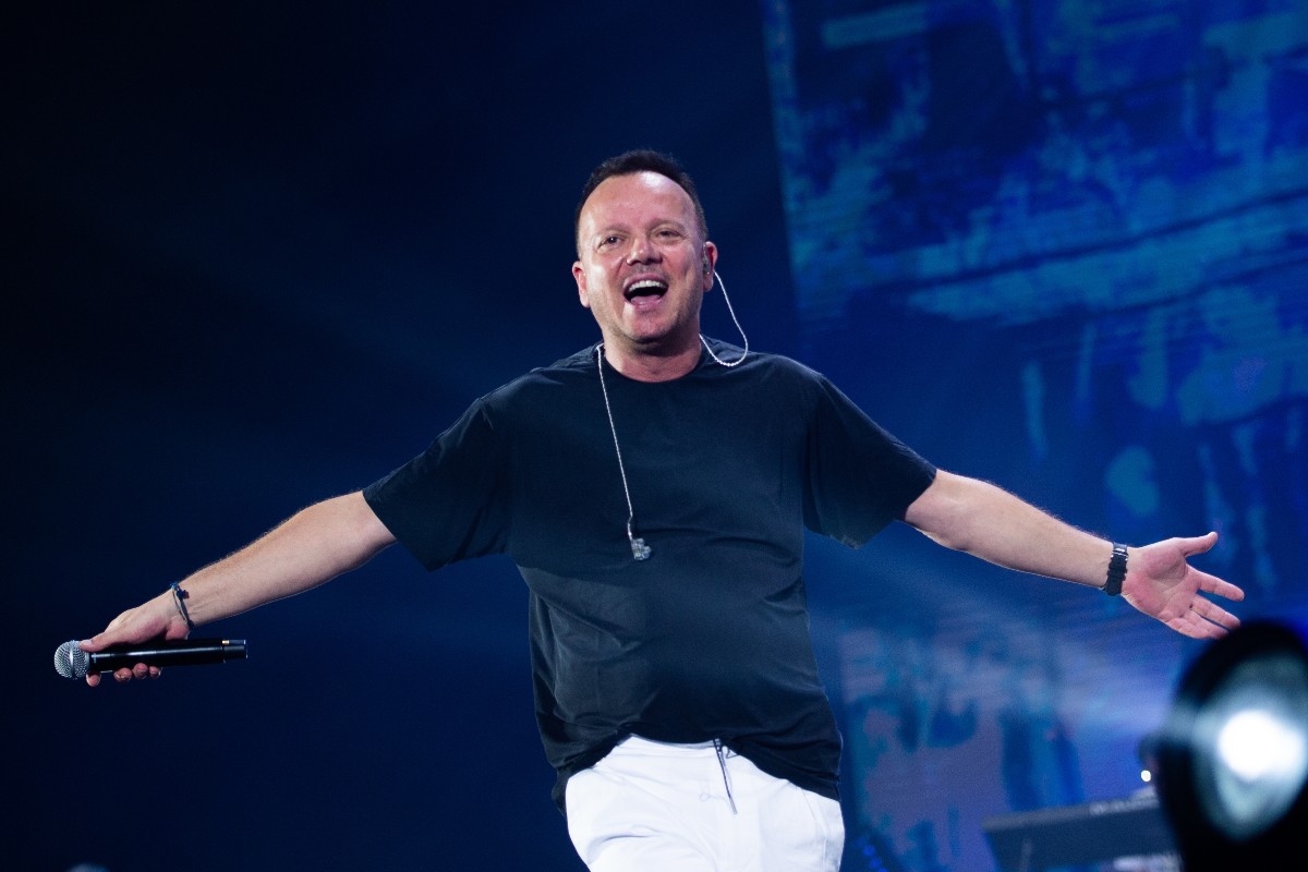 Gigi D'Alessio sul palco in maglietta blu