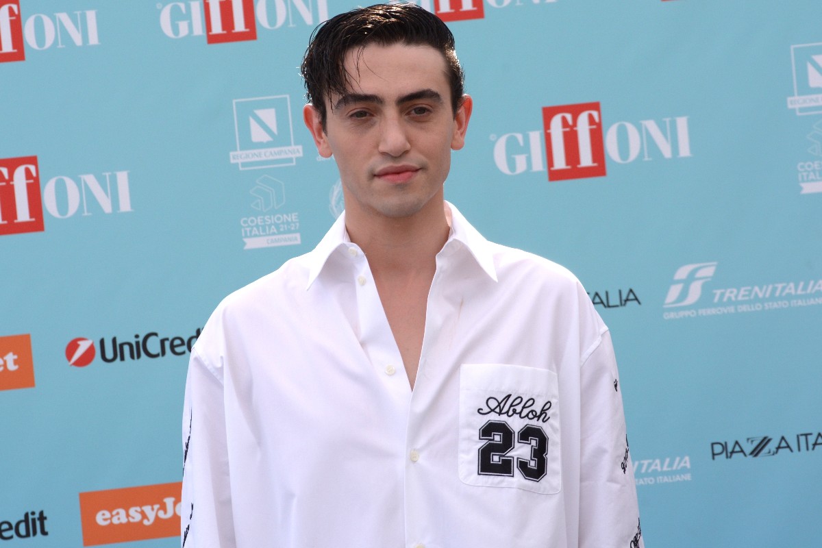 Michele Bravi in camicia bianca