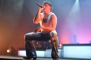 Olly seduto in concerto