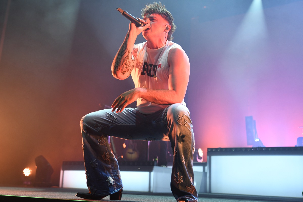 Olly seduto in concerto