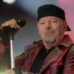 Vasco Rossi con giacca di pelle e cappellino