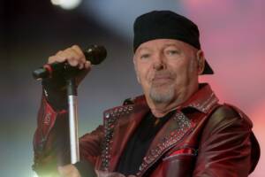 Vasco Rossi con giacca di pelle e cappellino