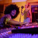 Produttrice musicale in studio di registrazione durante una sessione con una cantante.