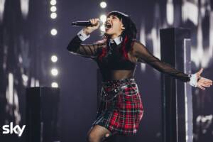 Rob sul palco con microfono in mano