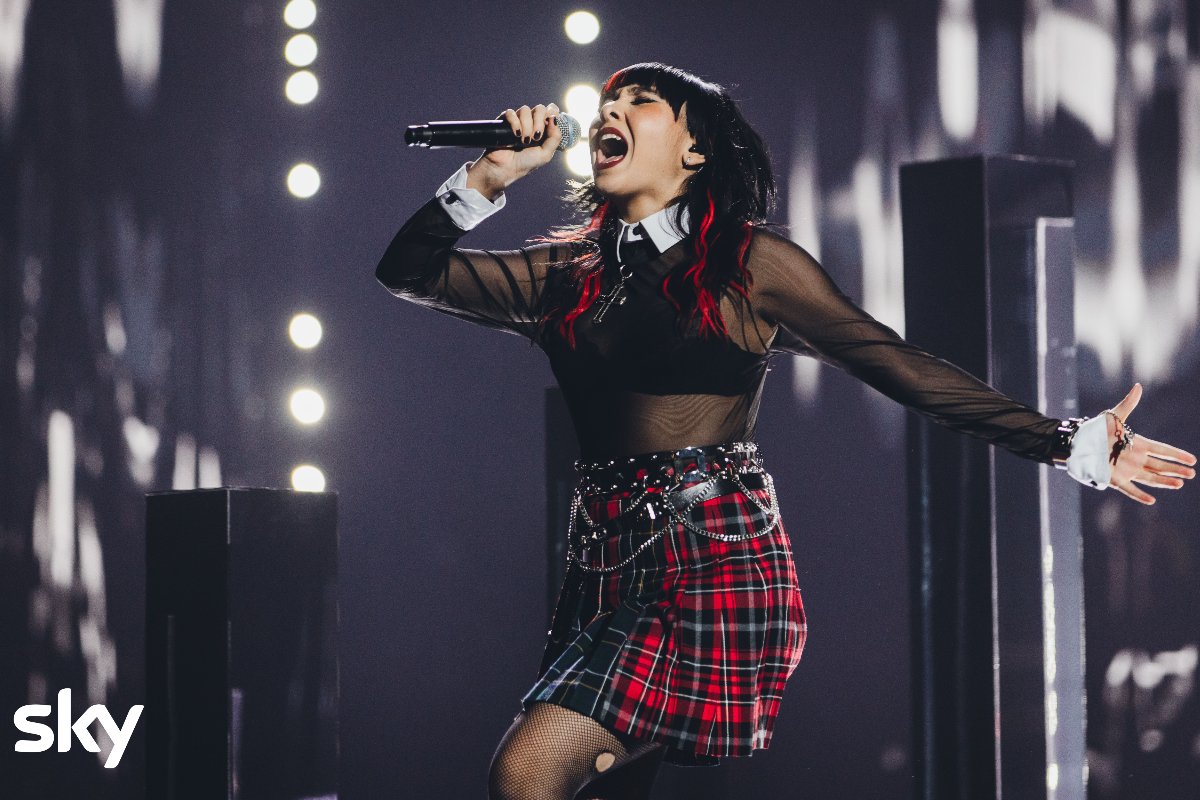 Rob sul palco con microfono in mano