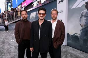 Ben Lovett, Marcus Mumford and Ted Dwane in strada