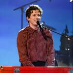 Charlie Puth davanti ad un microfono