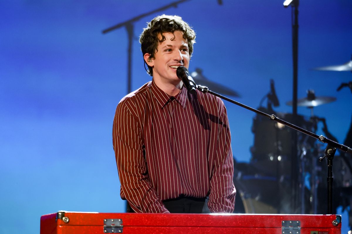 Charlie Puth davanti ad un microfono