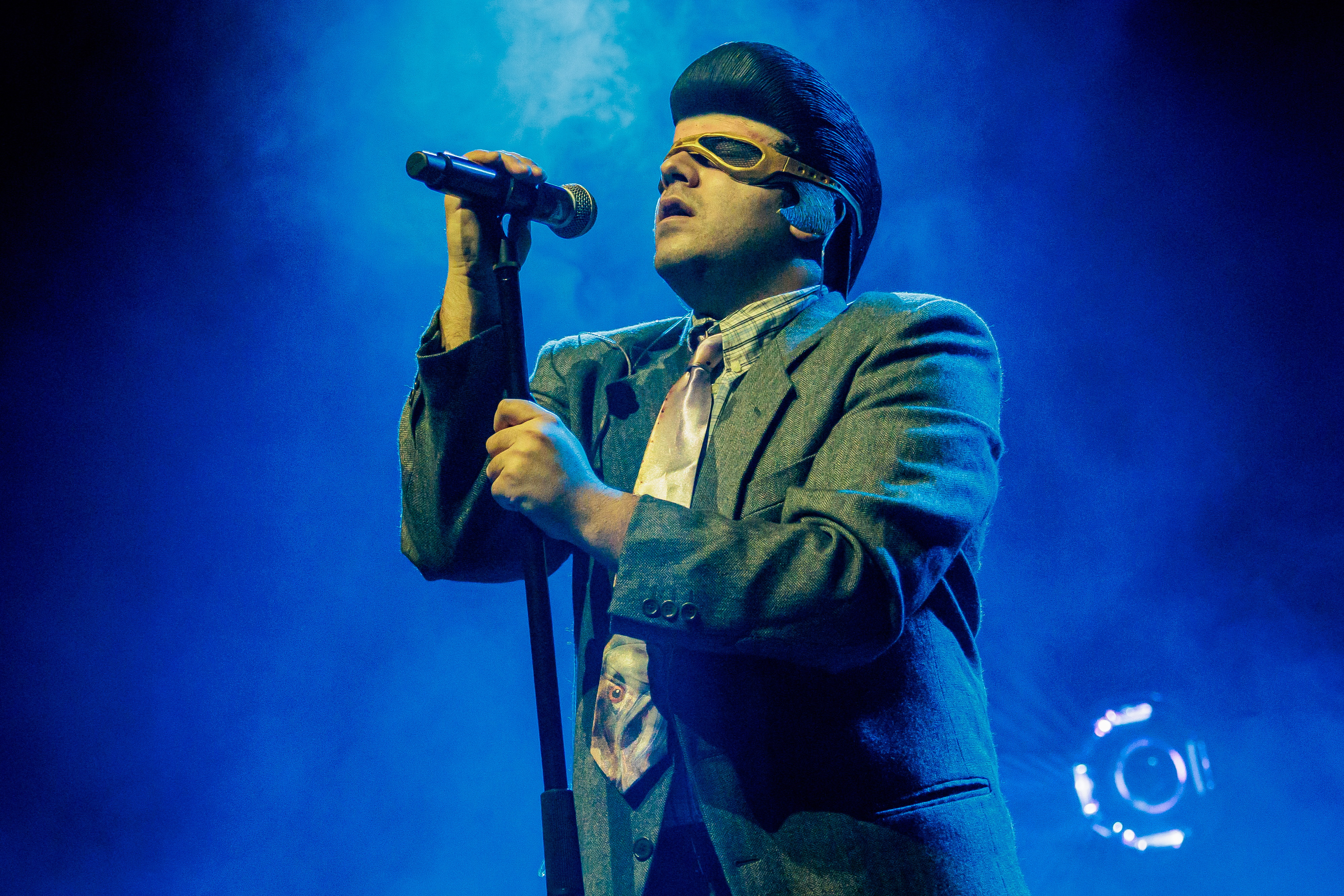 Tony Pitony in abito scuro con parrucca Elvis