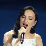 Arisa che canta in abito bianco