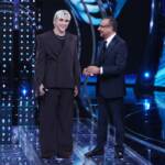 Samurai Jay in abito sul palco dell'Ariston