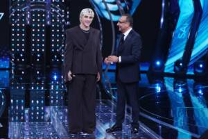 Samurai Jay in abito sul palco dell'Ariston