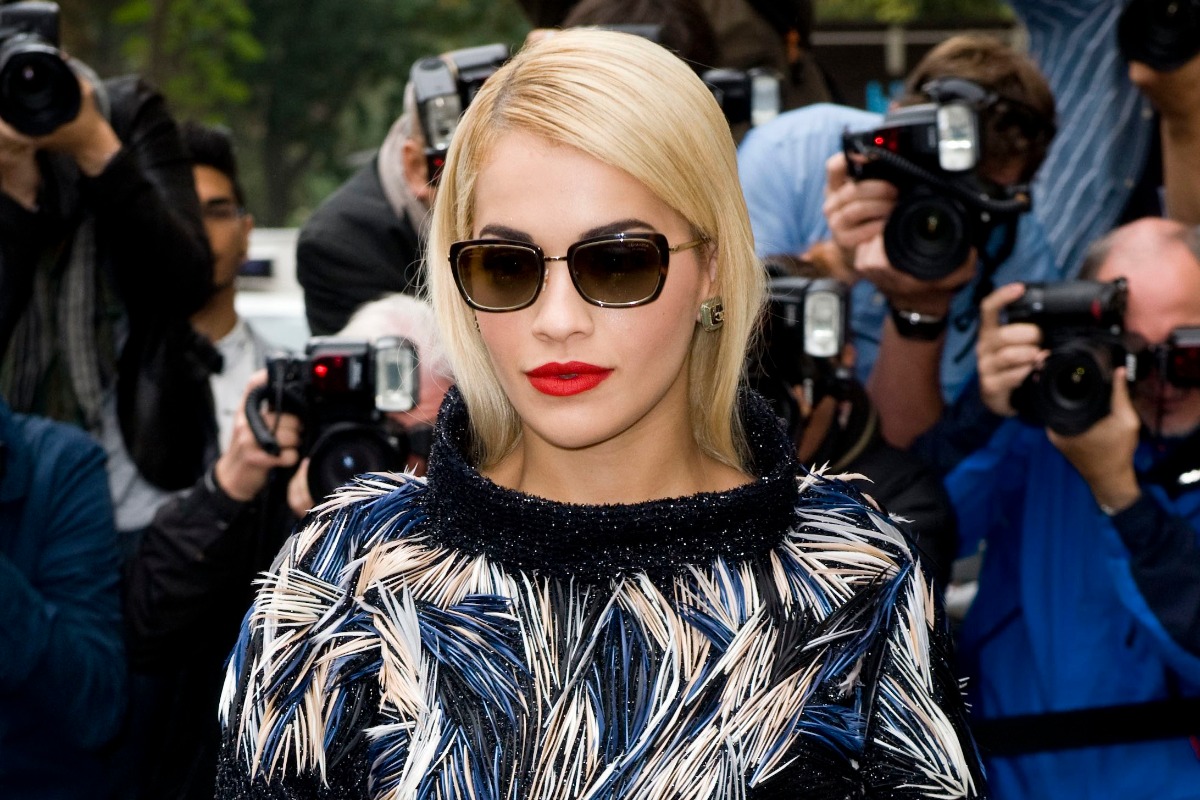 Rita Ora in bianco e nero con occhiali da sole