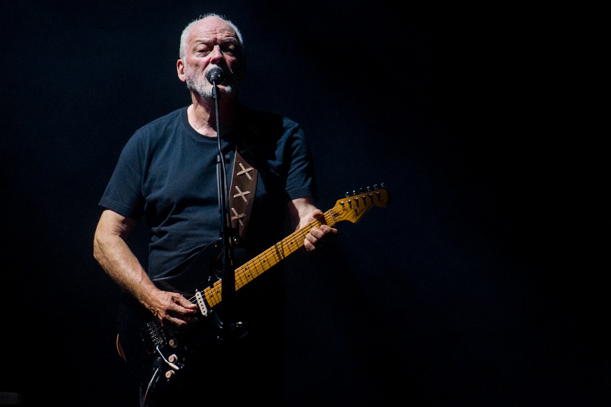 David Gilmour su sfondo nero che suona