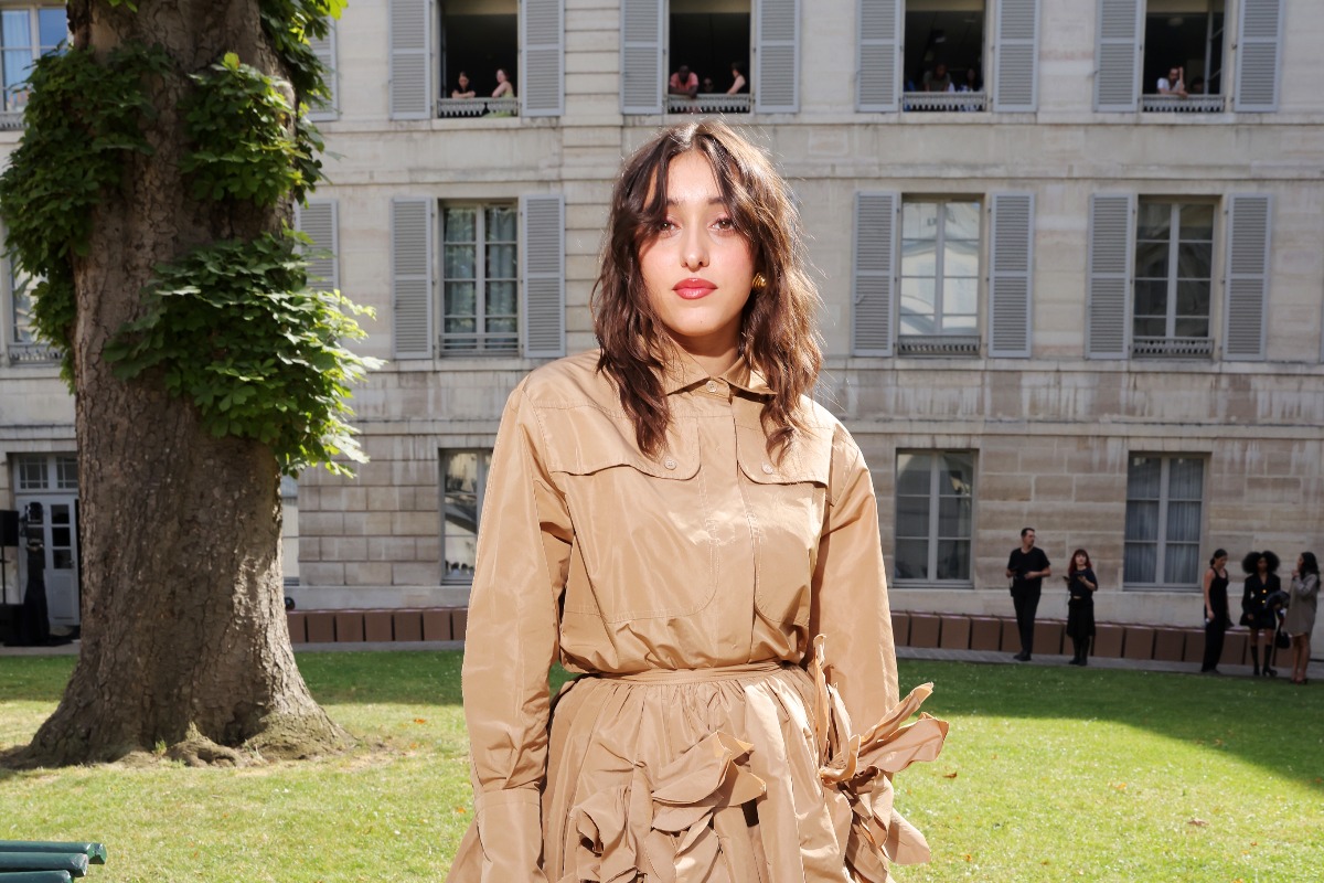Giulia Stabile in trench