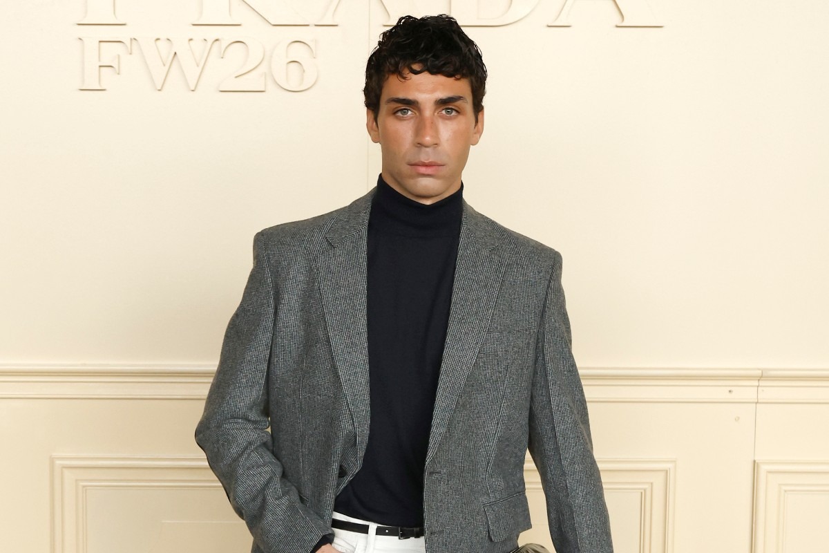 Samuel Bensoussan con dolcevita nero e giacca grigia