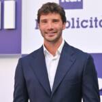 Stefano De Martino in abito blu