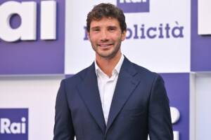 Stefano De Martino in abito blu