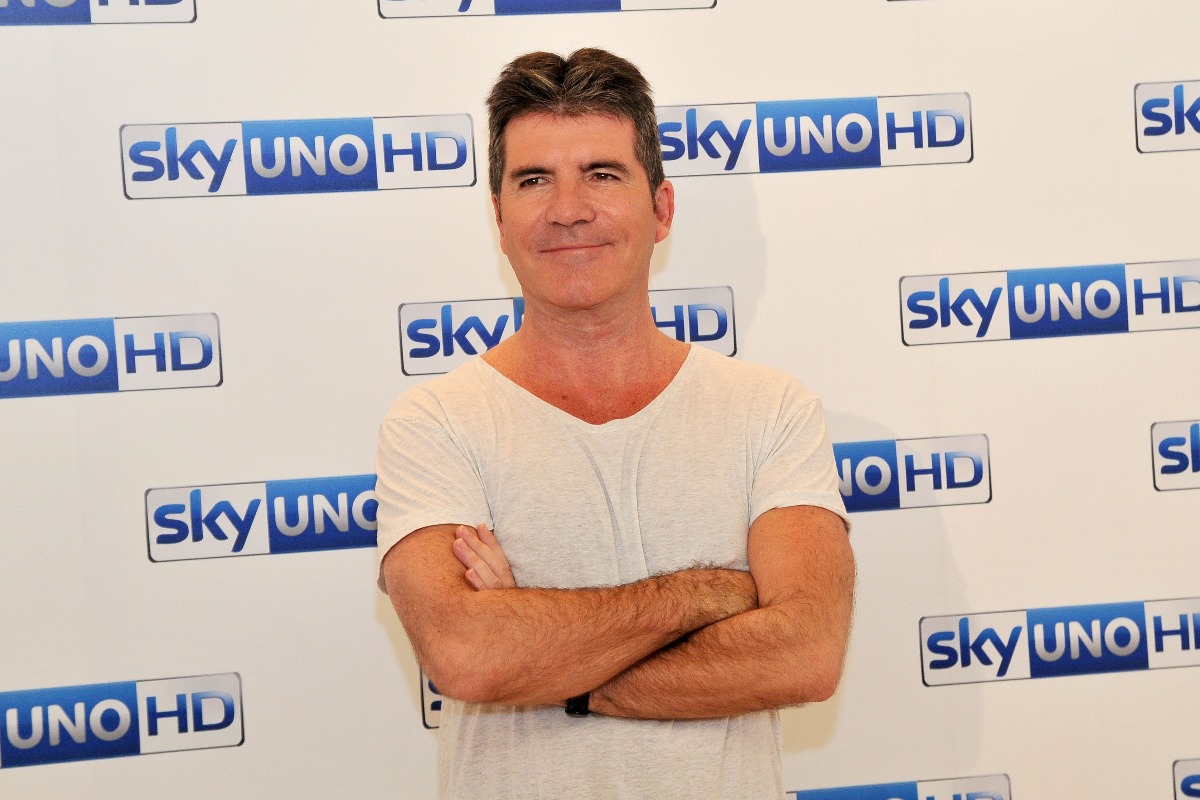 Simon Cowell in maglietta bianca