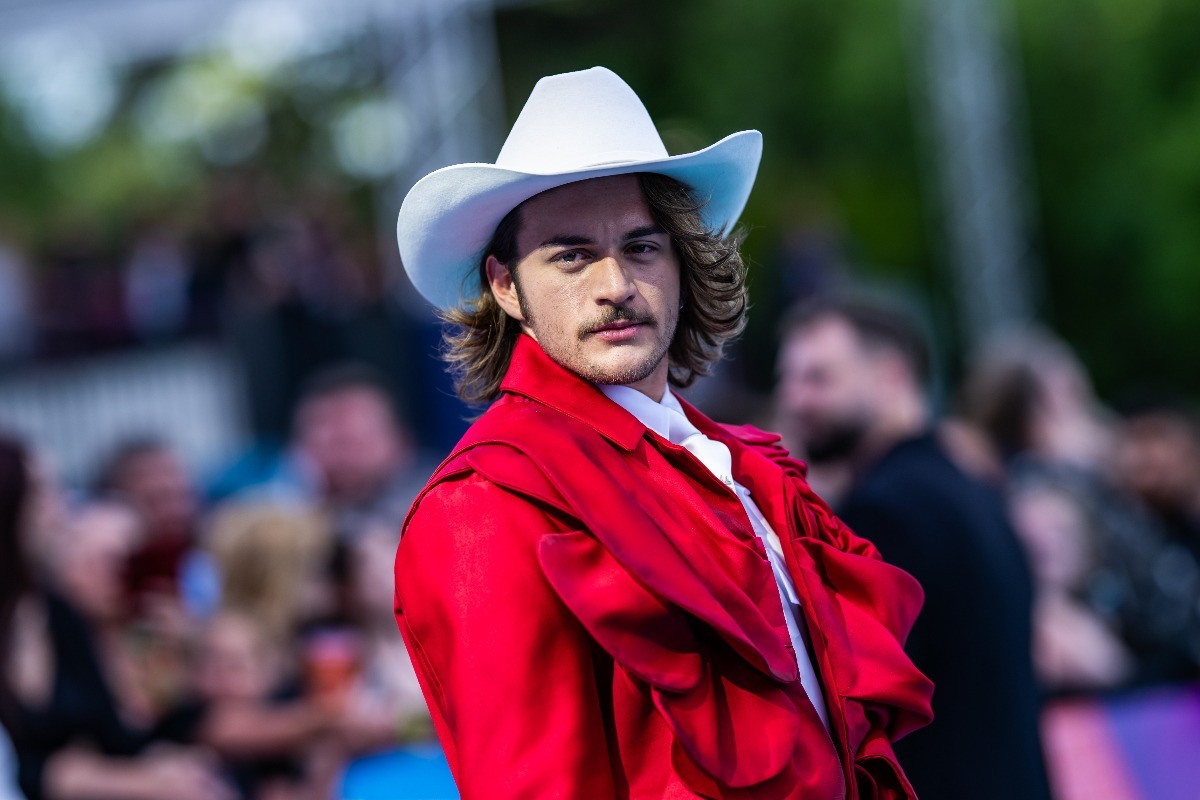 Aidan con un cappello da cowboy bianco