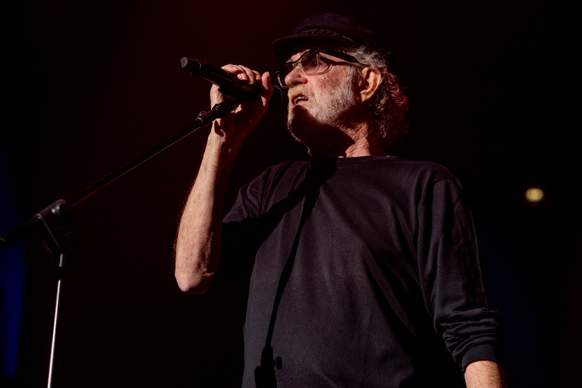 Francesco De Gregori con camicia scura