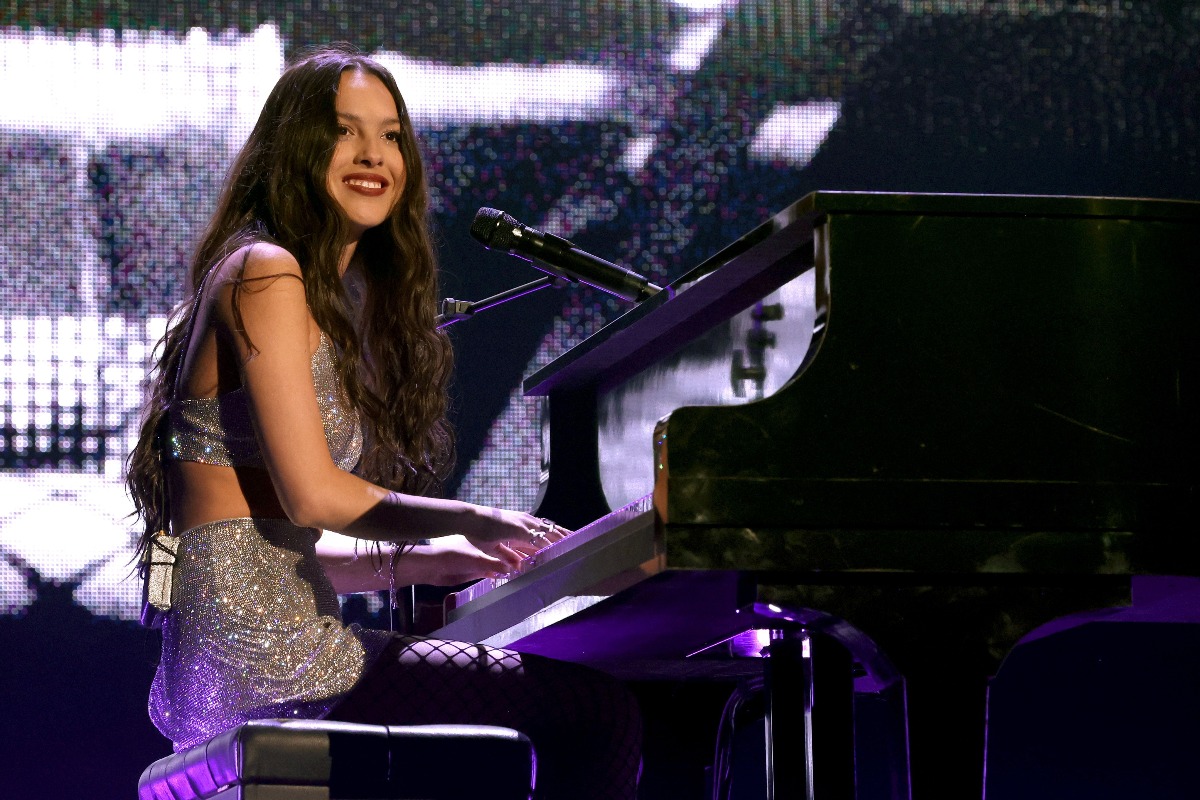Olivia Rodrigo che suona il pianoforte