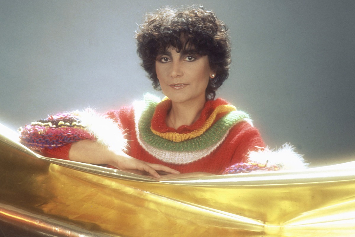 Mia Martini con maglione colorato