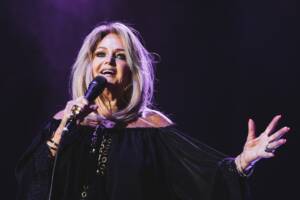 Bonnie Tyler con microfono