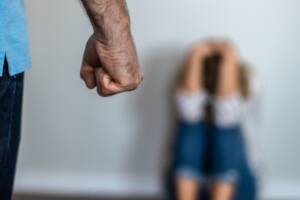 Uomo violento contro donna