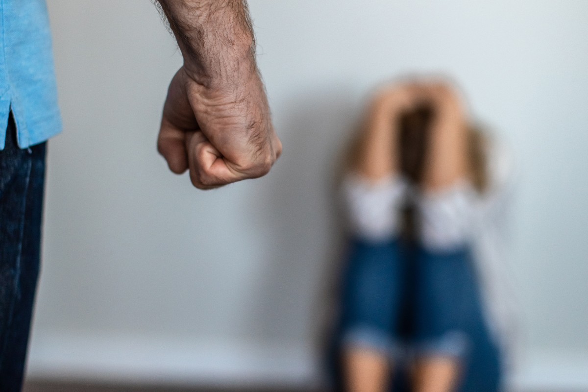 Uomo violento contro donna
